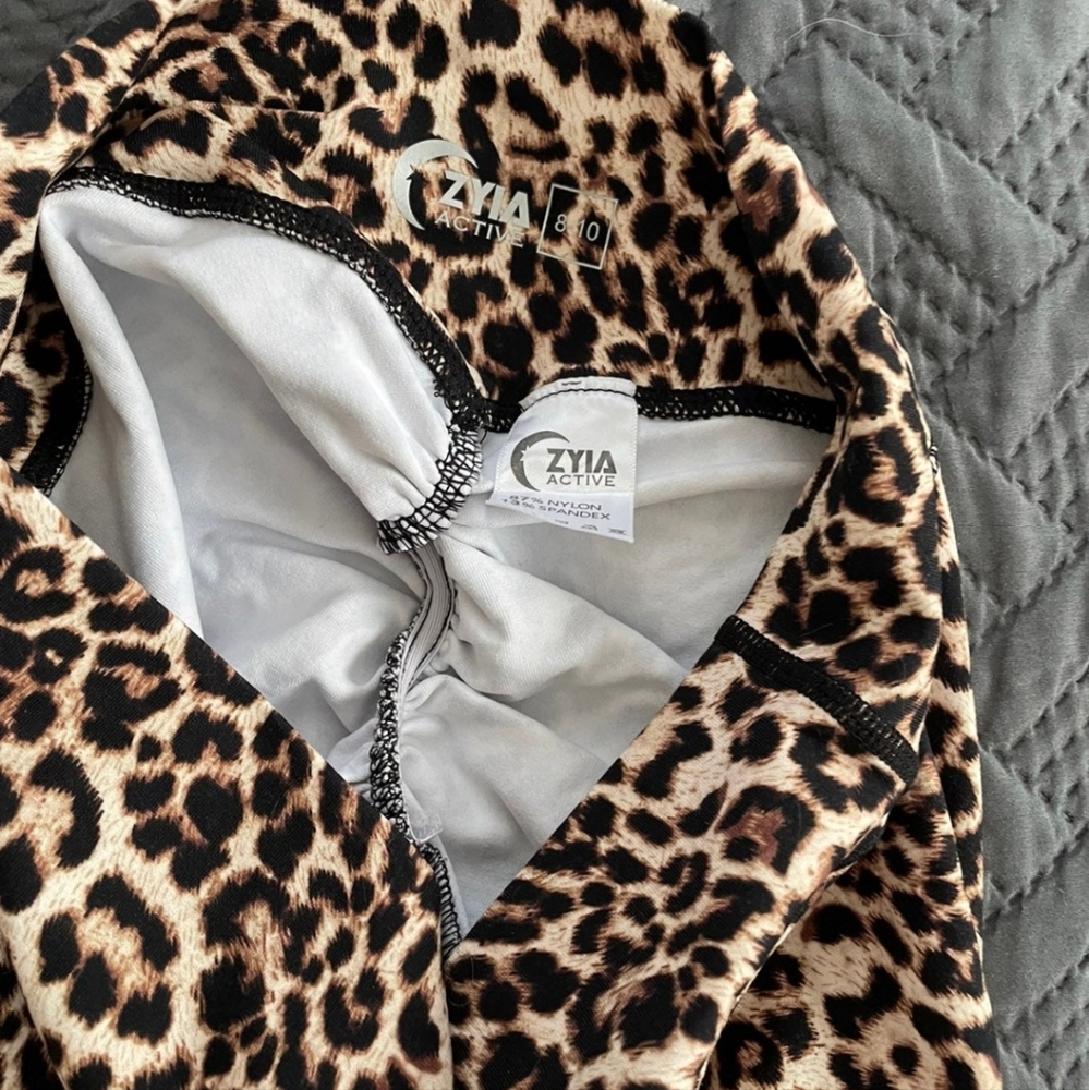 Zyia leggings 7/8 size 8 -10 leopard scrunch leggings